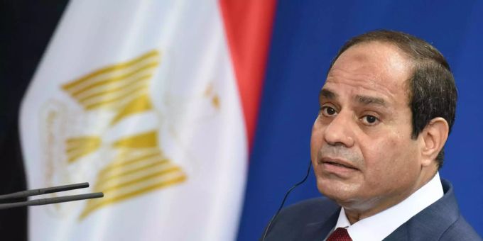 Abdel Fattah al-Sisi steht neben einer Flagge Ägyptens. ägypten