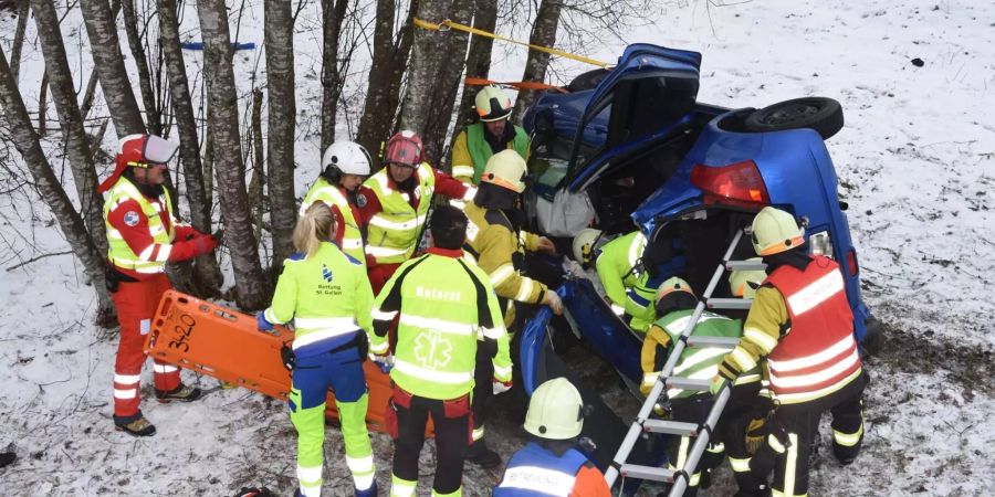 Die Junglenkerin musste durch die Feuerwehr aus dem Auto befreit werden.