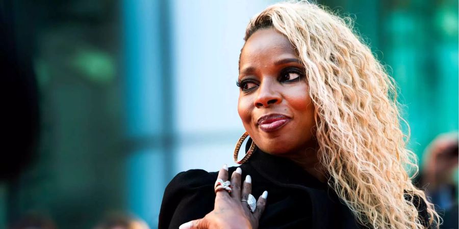 Mary J. Blige wird mit einem Stern in Los Angeles geehrt.