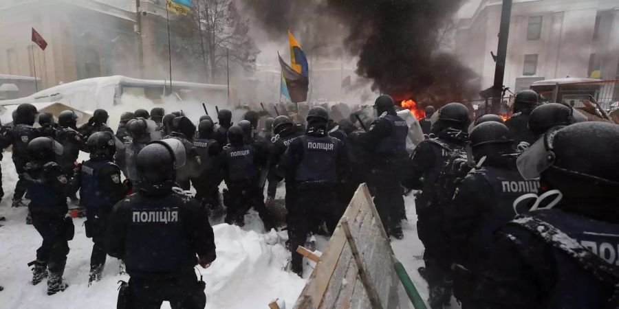 Aktivisten fordern den Rücktritt von Präsident Petro Poroschenko.