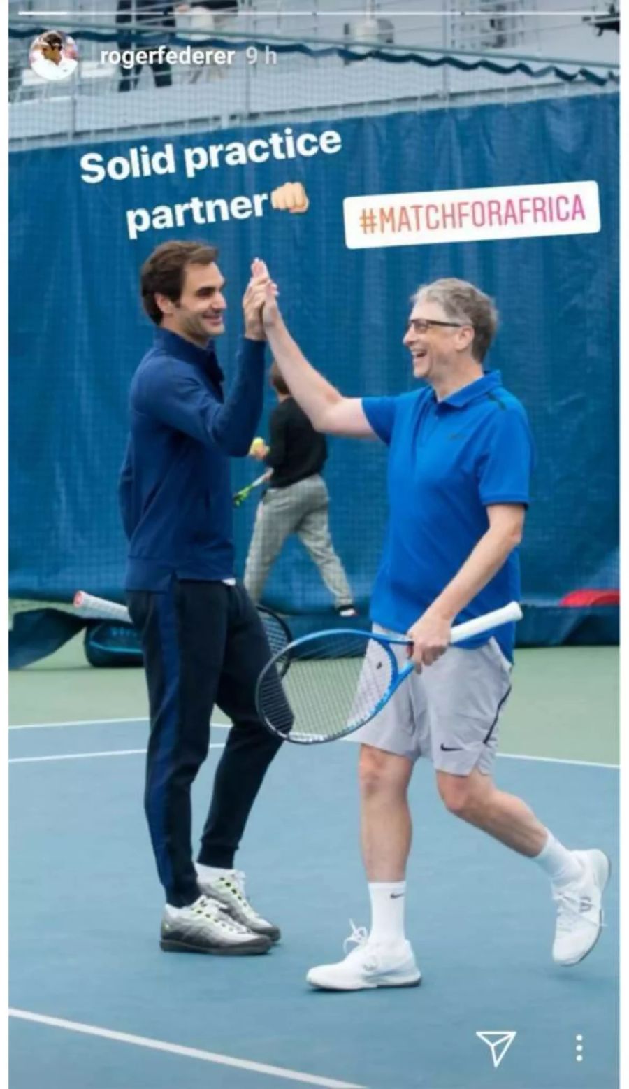 Bereits im Training überzeugend: Federer scheint sichtlich Spass mit Gates zu haben.