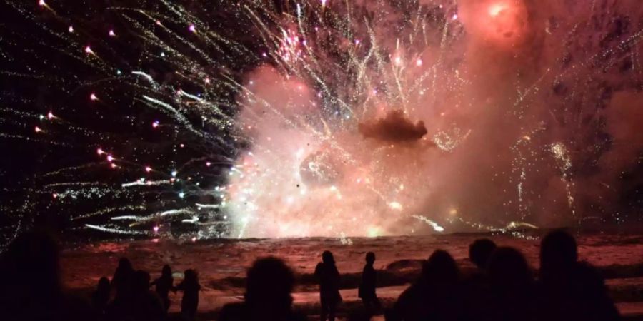 In Terrigal an der Ostküsten von Australien ist es während den Neujahrsfeierlichkeiten zu einer Explosion auf dem Feuerwerksboot gekommen. Tausende Zuschauer wurden daraufhin evakuiert.