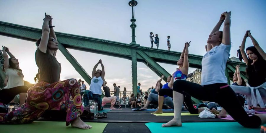 Um Verletzungsgefahren zu vermeiden, sollte Yoga gut gelernt sein.