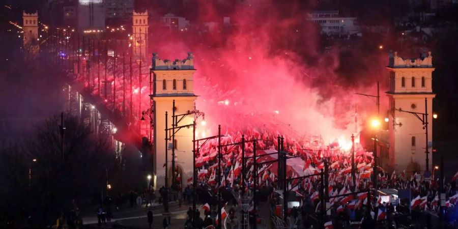 «Gott, Ehre, Vaterland» und andere Parolen wurden von den Rechten ausgerufen.