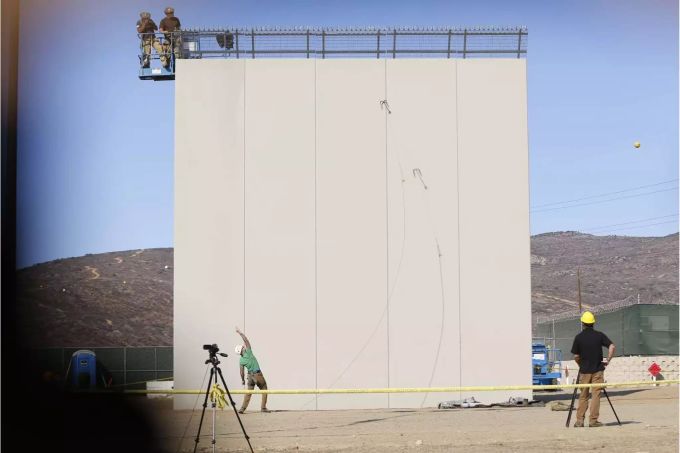 Grenzbeamte testen im Dezember an der Grenze zu den USA in Otay Mesa die Prototypen der neuen Grenzmauer. Grenzbeamte testen im Dezember an der Grenze zu den USA in Otay Mesa die Prototypen der neuen Grenzmauer.