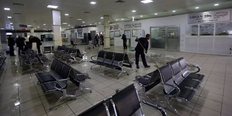 Aufräumarbeiten nach der Attacke im Flughafen von Tripolis.