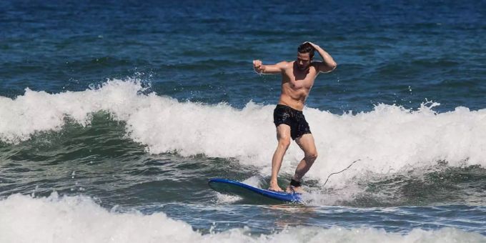 Er hat die perfekte Welle: Luca Hänni surft in Australien. Er hat die perfekte Welle: Luca Hänni surft in Australien.