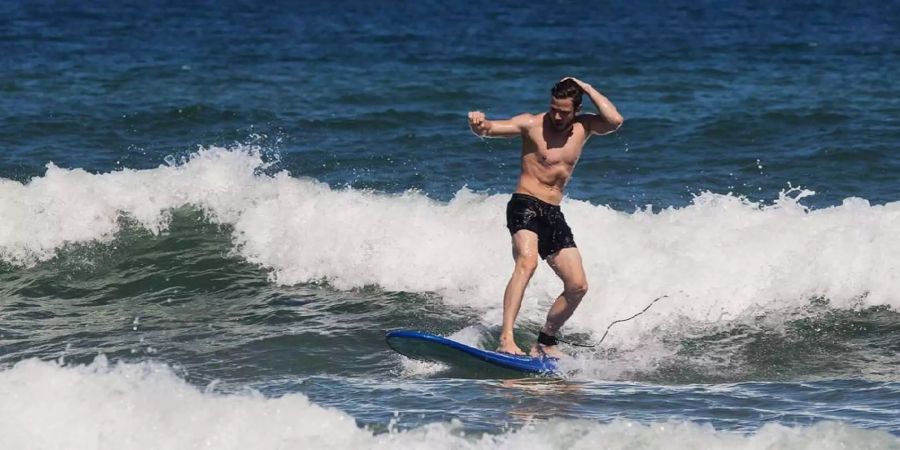 Er hat die perfekte Welle: Luca Hänni surft in Australien.