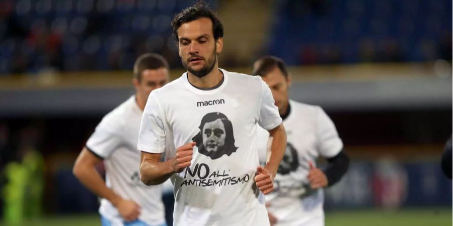 Eine Woche später trugen die Lazio-Spieler Einlauf-Shirts mit der Aufschrift «nein zu Antisemitismus».