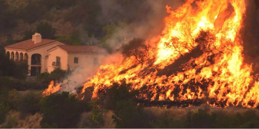 Das Feuer hat nun die Küstenstadt Santa Barbara erreicht.