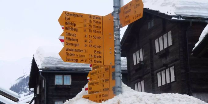 Eine Lawine hat gestern die Gleise zwischen Zermatt und Täsch verschüttet. Eine Lawine hat gestern die Gleise zwischen Zermatt und Täsch verschüttet.