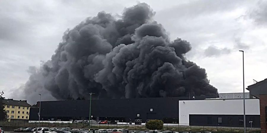 Rauch steigt in einem Gewerbegebiet in Aachen (D) auf.