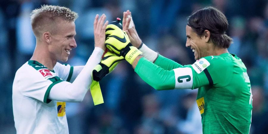 Yann Sommer freut sich mit Gladbach-Teamkollege Oscar Wendt über den Sieg gegen Leverkusen.