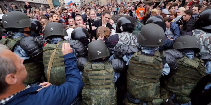 Polizisten gehen in Moskau gegen die Demonstranten vor. moskau russland alexej nawalny