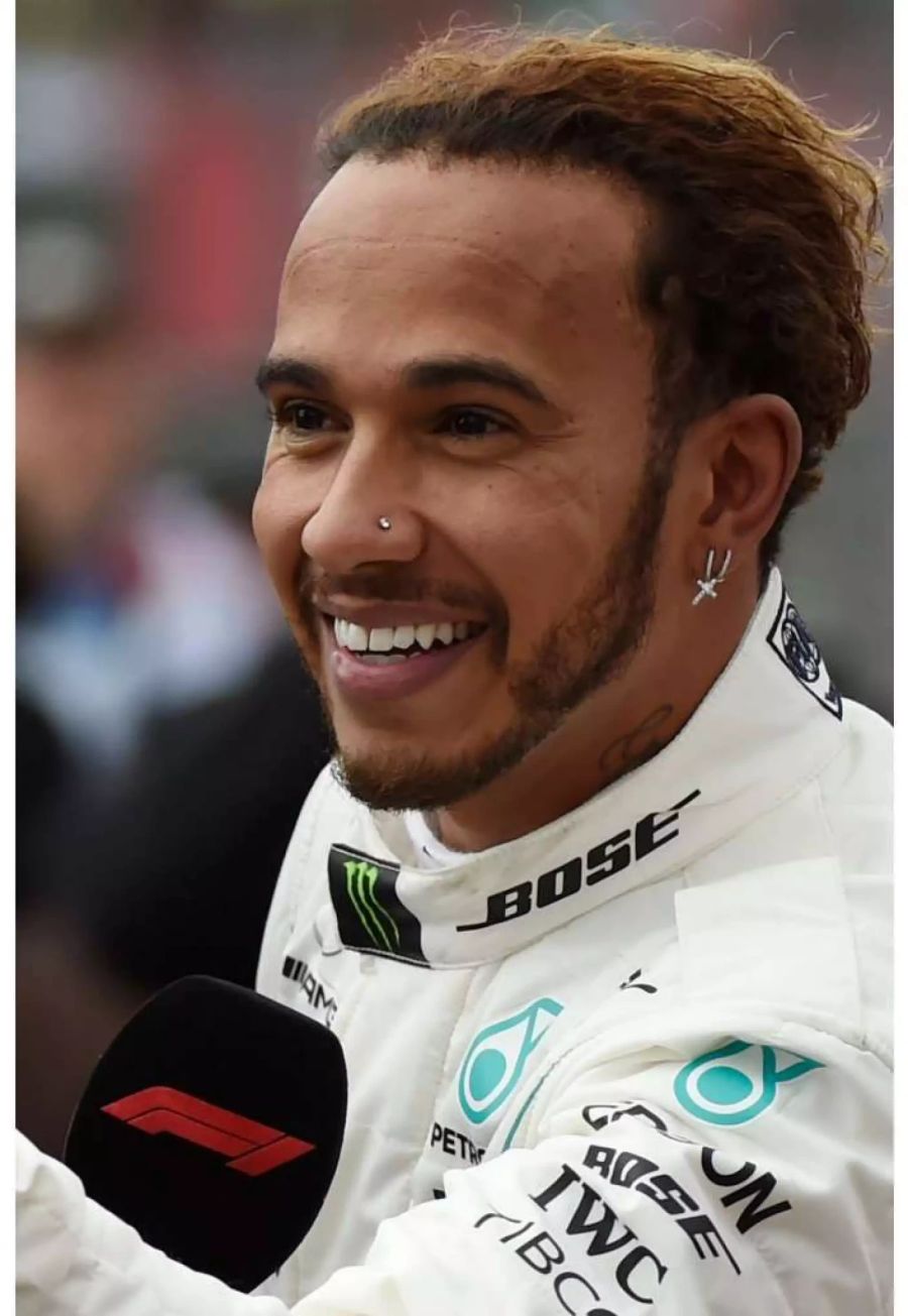 Lewis Hamilton wurde gestern zum fünften Mal Formel-1-Weltmeister. Dazu trug er Kreuz-Ohrringe und Nasen-Piercing.