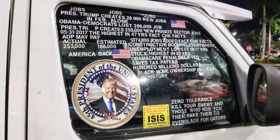 Ein weisser Van, bei dem es sich um das Fahrzeug des Verdächtigen im Fall der US-Briefbomben, Cesar Sayoc, handelt, ist mit Wahlstickern für US-Präsident Trump beklebt.