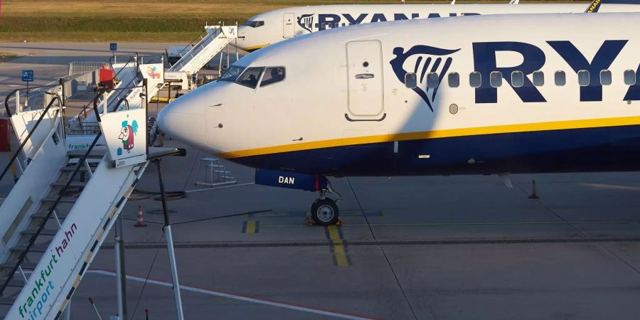 Maschinen der irischen Low-Cost-Airline Ryanair stehen am Flughafen Hahn (D).