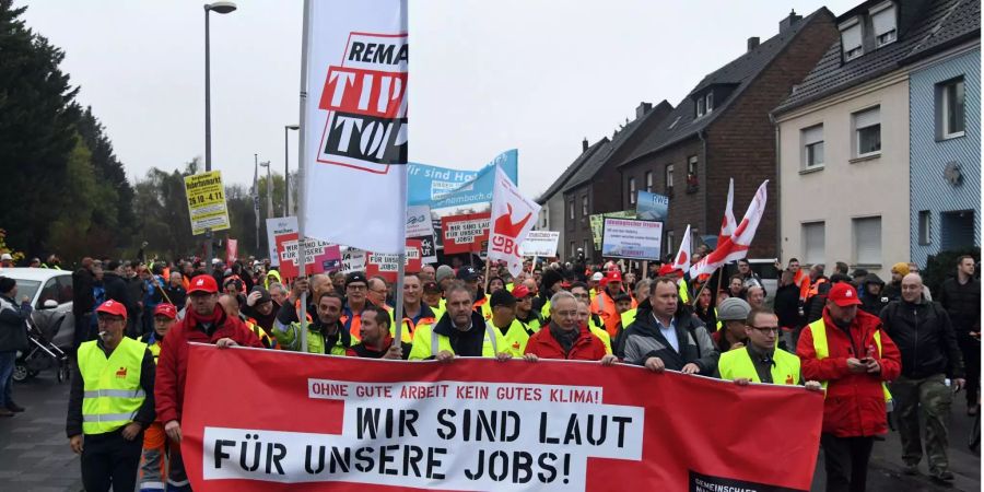 Mehrere tausend Menschen demonstrieren für den Erhalt der Braunkohleförderung.