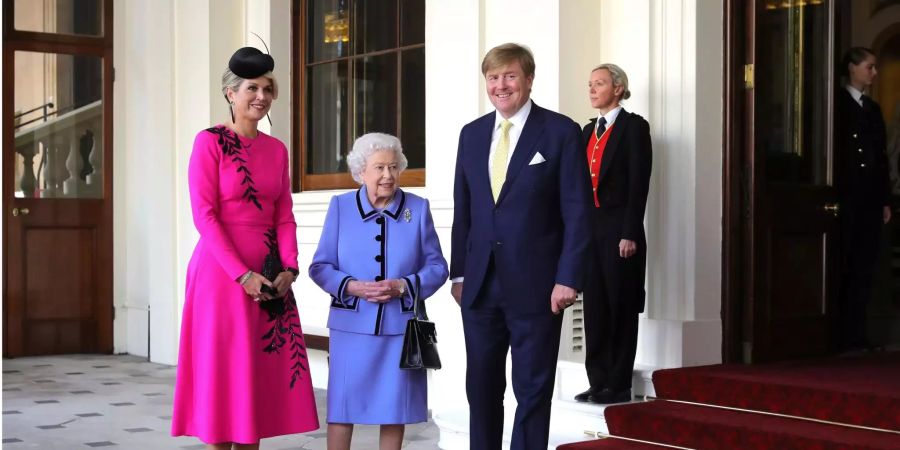 Die britische Königin Elizabeth II. (M) empfängt die niederländische Königin Maxima und König Willem-Alexander der Niederlande im Buckingham Palace.