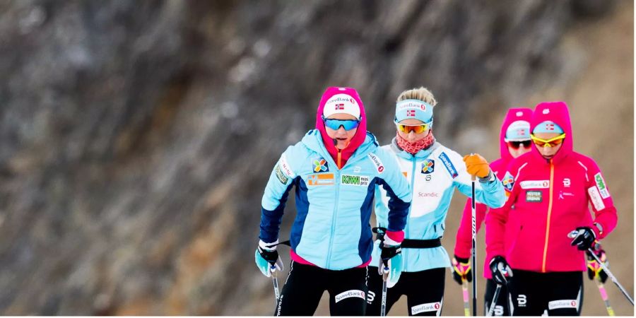 Langläuferinnen Ingvild Flugstad Östberg (l-r), Therese Johaug, Astrid Uhrenholdt Jacobsen und Maiken Caspersen Falla von Norwegen in Aktion beim Training.