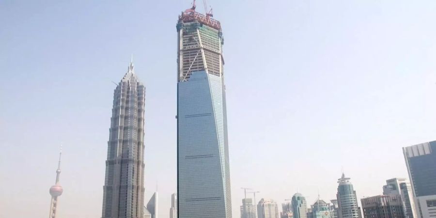 Das Shanghai World Financial Center in Luilazi, dem Finanzdistrikt von Shanghai (CHN) befindet sich am 14. Mai 2007 noch im Bau.