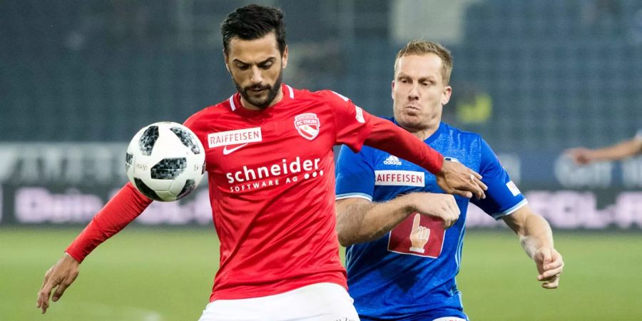 Der Thuner Matteo Tosettiim Zweiikampf gegen Christian Schwegle vom FC Luzern.