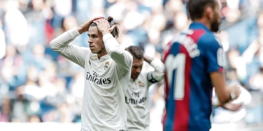 Gareth Bale (l) und Sergio Ramos (M) von Real Madrid ärgern sich über eine vergebene Torchance.