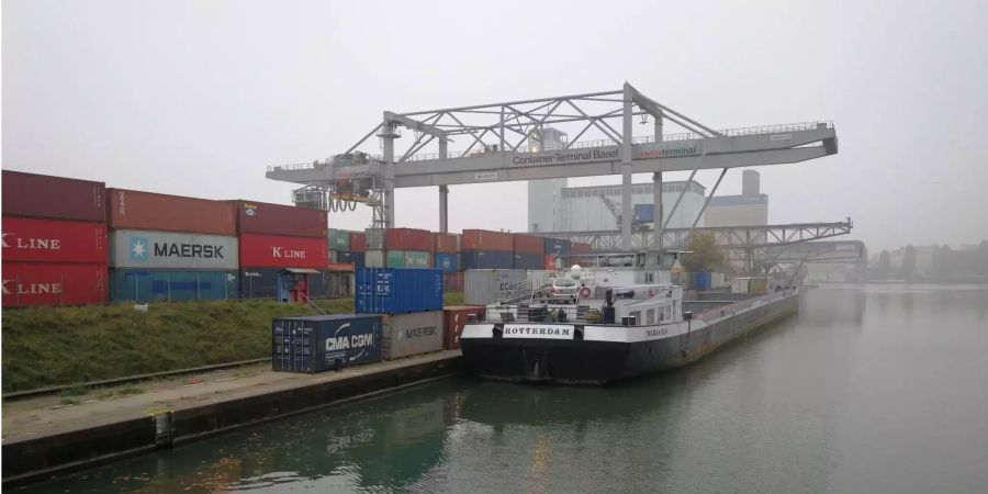 Der Pegelstand des Rheins ist so tief, dass der Betrieb am Basler Hafen eingestellt ist.