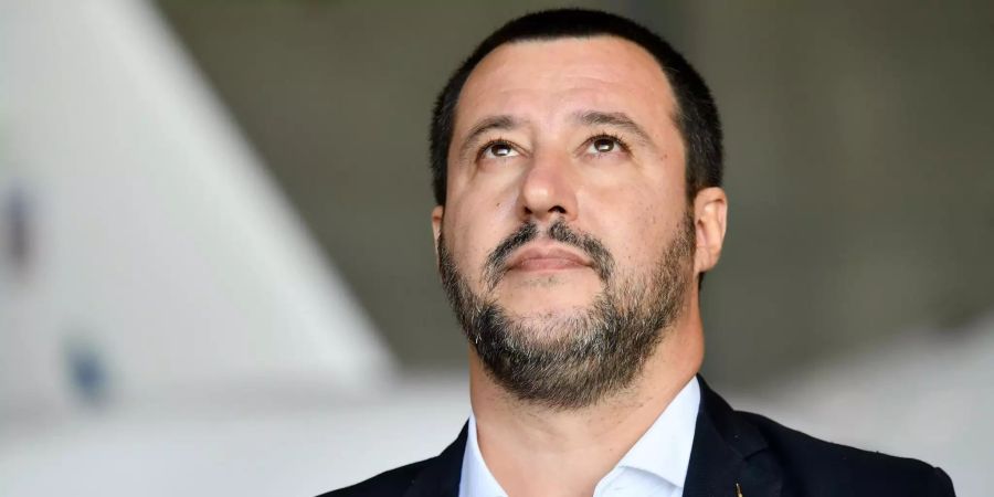 Matteo Salvini, italienischer Innenminister, blickt nach oben.