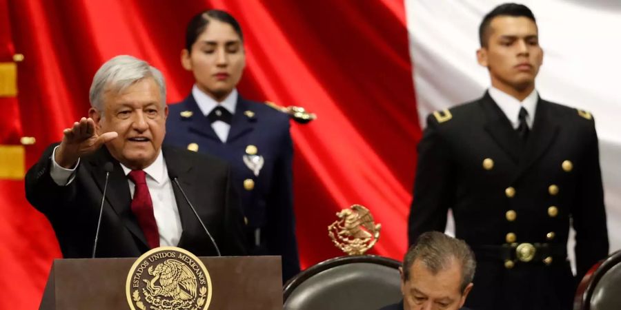 Andrés Manuel López Obrador (l) wird als Präsident vereidigt.