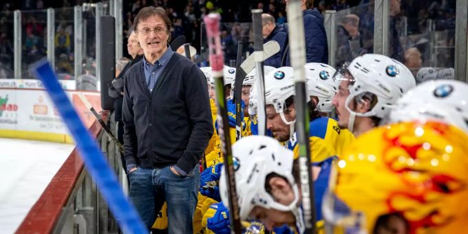 Arno Del Curto steht während eines Spiels des HC Davos an der Bande. Erreichte Arno Del Curto seine Spieler nicht mehr? Darüber lässt sich nur spekulieren.