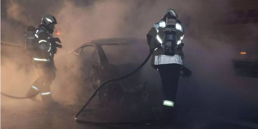 Die Feuerwehr Oensingen löscht das brennende Fahrzeug.