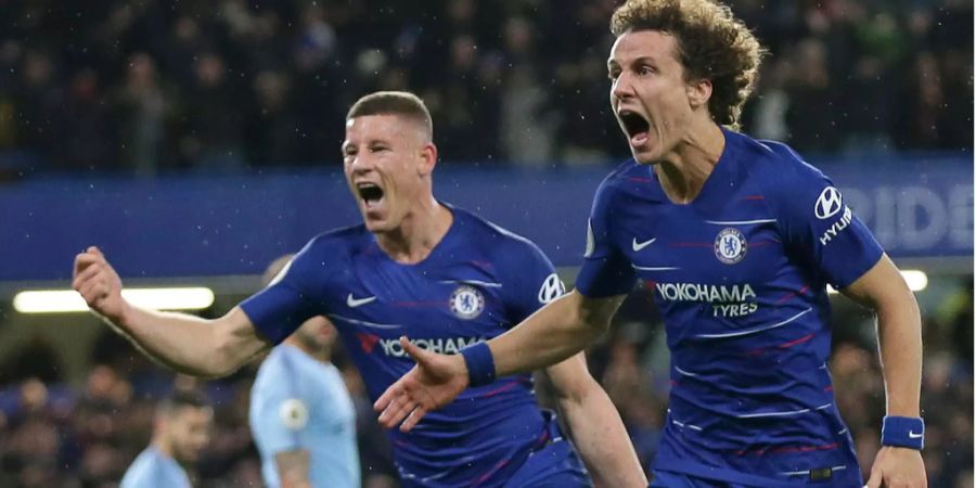 Ross Barkley (links, FC Chelsea) und David Luiz bejubeln das Tor zum 2:0 gegen Manchester City.