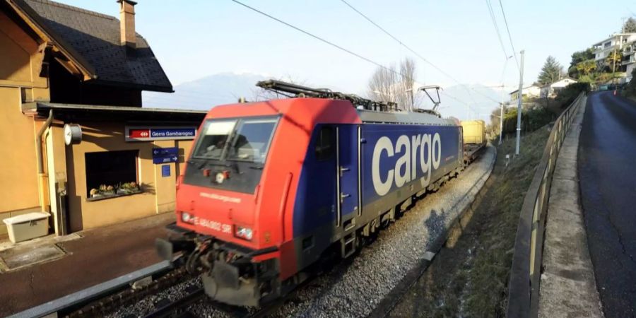 Ein Zug der SBB Cargo in einem Bahnhof im Tessin.