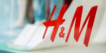 Das Logo des Textilhändlers Hennes & Mauritz (H&M).