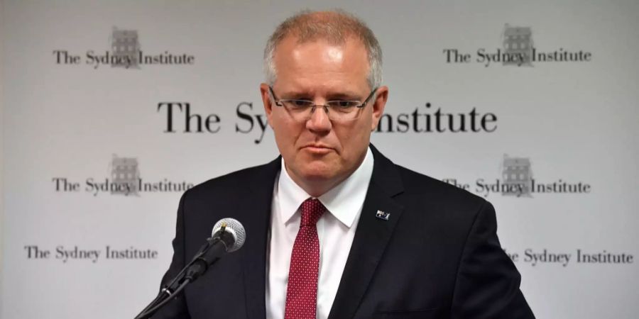 Der australische Premierminister Scott Morrison vor einem Mikrofon.