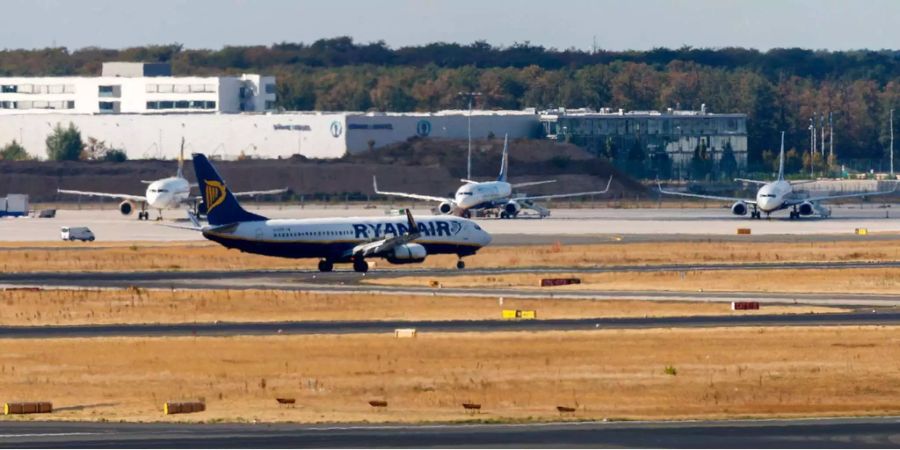 Ein Flugzeug der Ryanair landet auf einem Rollfeld.