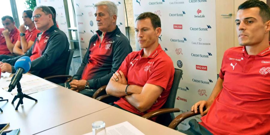 Vladimir Petkovic und seine Spieler an einer Pressekonferenz.