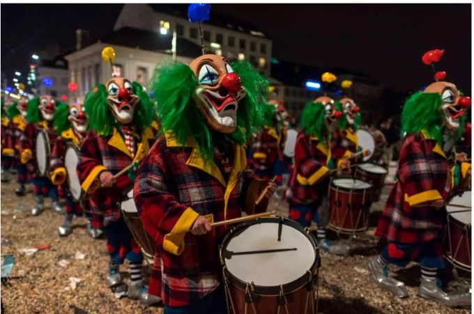 Die Guggenmusik Negro Rhygass in den Strassen von Basel. Die diesjährige Basler Fasnacht wurde abgesagt. Fasnacht