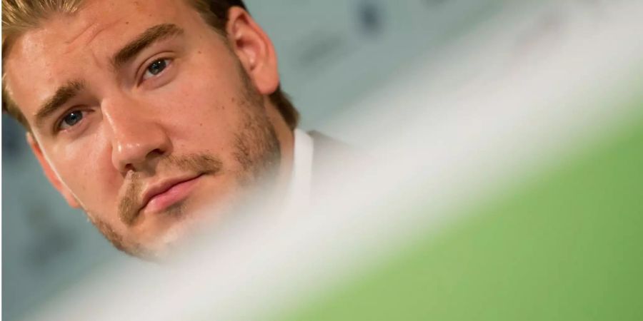 Nicklas Bendtner aus Dänemark sitzt bei seiner Vorstellung beim Fussball-Bundesligisten VfL Wolfsburg in der Volkswagen Arena.