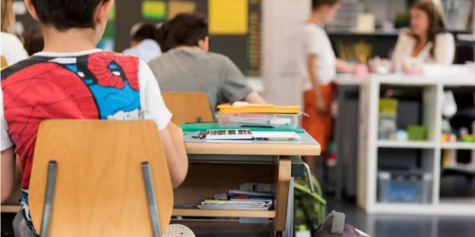 Schüler einer Primarklasse im Unterricht. Schulli
