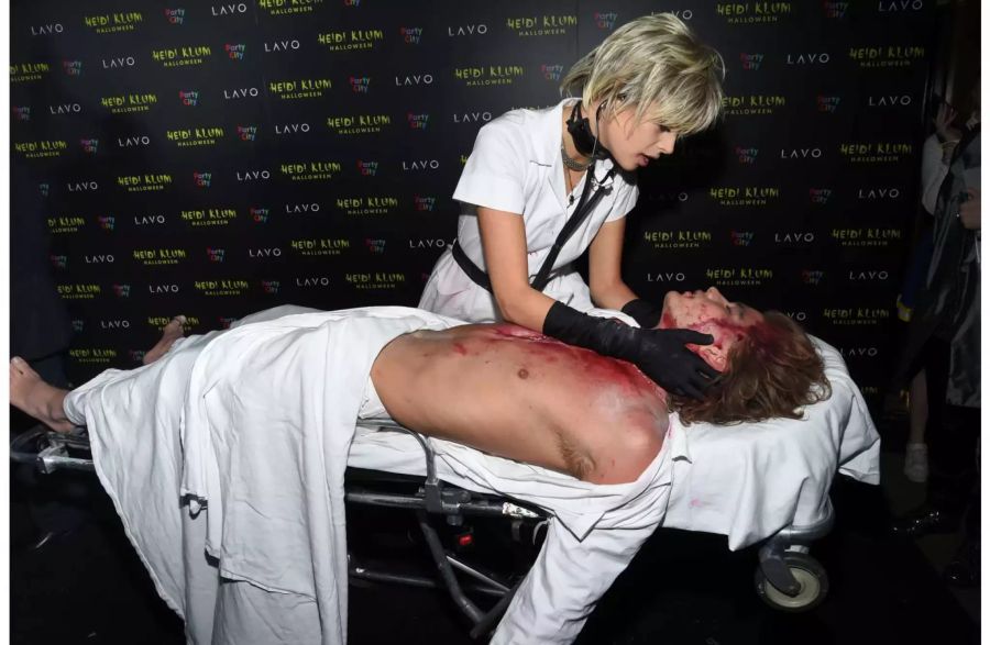 Die Models Jordan Barrett (22) und Jessica Clarke (25) kamen als Krankenschwester und sterbender Patient.