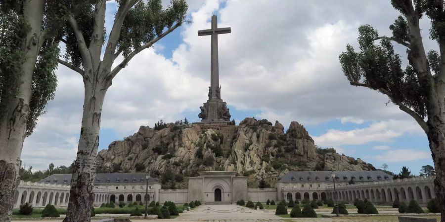 In dem Monument bei Cuelgamuros in der Nähe von El Escorial in der Sierra de Guadarrama in Spanien befinden sich die Grabstätten des Diktators Francisco Franco.