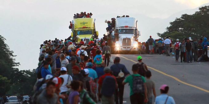 Diese Menschen aus Mittelamerika lassen sich von US-Präsident Donald Trump nicht einschüchtern. Migranten aus Mittelamerika setzten ihren Weg Richtung Vereinigte Staaten zu Fuss und auf zwei LKWs fort.