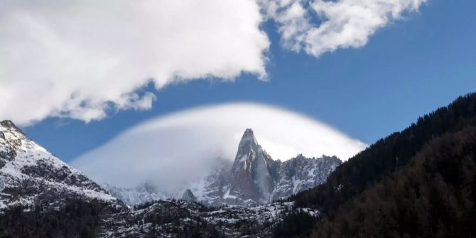 Wolken ziehen sich über die französischen Alpen.