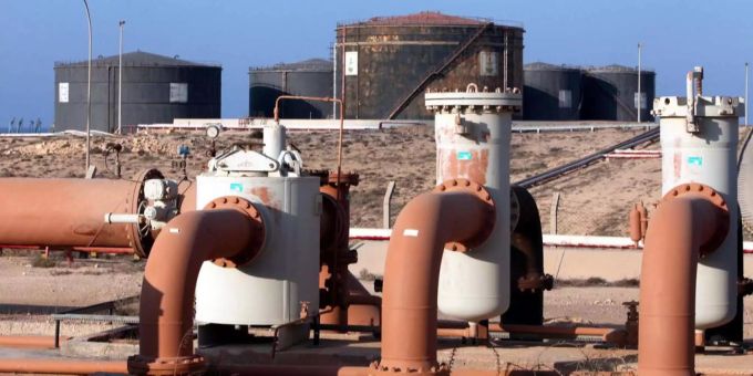 Pipelines und Öltanks in Tobruk, Libyen. Pipelines und Öltanks in Tobruk, Libyen.