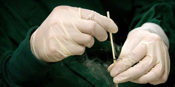 Der chinesische Wissenschaftler He Jiankui behauptet, er habe geholfen, die ersten genetisch veränderten Babys der Welt zu zeugen. Zhou Xiaoqin entfernt die Kältespeicherscheide aus einem Behälter für einen Embryo.
