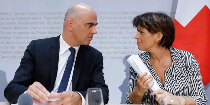 Bundespraesident Alain Berset, links, und Bundesraetin Doris Leuthard diskutieren am Ende einer Medienkonferenz,