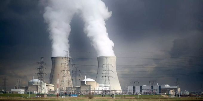 Dampf steigt aus den Kühltürmen eines Atomkraftwerks aus. Radioaktiver Abfall ist nach wie vor eine Herausforderung. (Symbolbild) radioaktiver Abfall