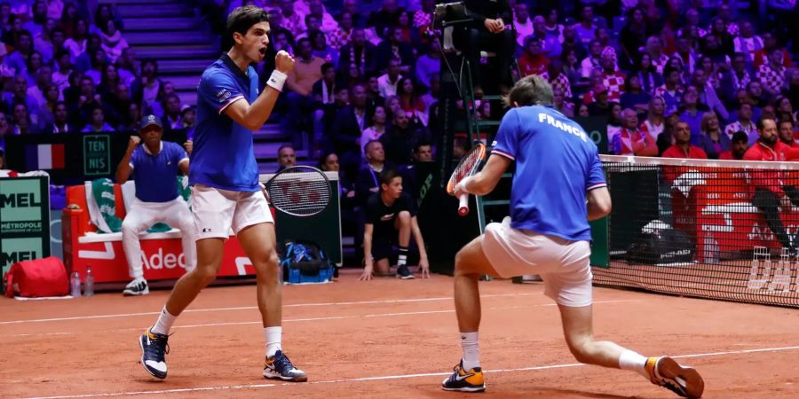 Nicolas Mahut (r) und Pierre-Hugues Herbert aus Frankreich jubeln über einen Punktgewinn gegen Kroatien.